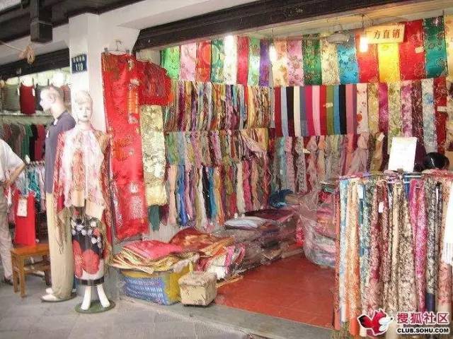 2017苏杭丝绸服装（郏县）展览会盛大开幕 3000条真丝围巾免费送，针纺织品精品汇聚